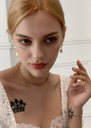 BRINCO COM CADEADO DE BANHADO 18K ESTILO GOTA FEMININO.