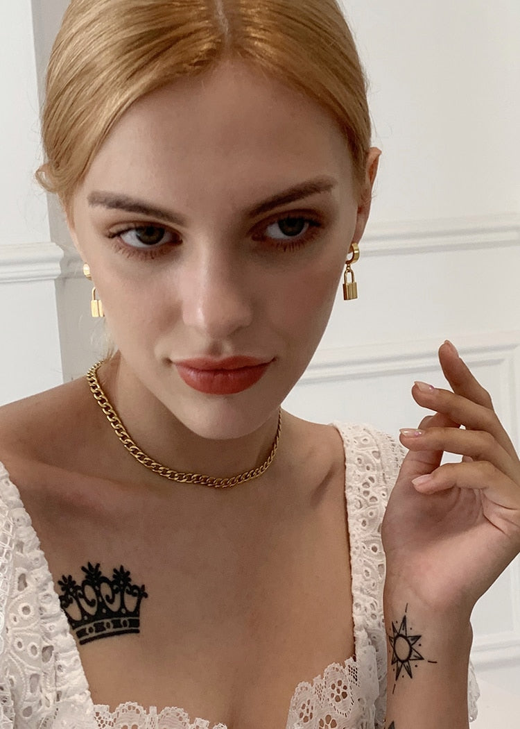 BRINCO COM CADEADO DE BANHADO 18K ESTILO GOTA FEMININO.