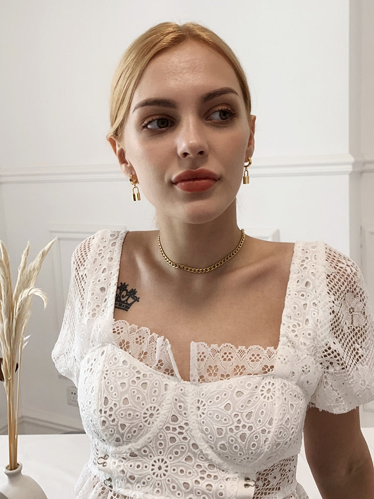 BRINCO COM CADEADO DE BANHADO 18K ESTILO GOTA FEMININO.