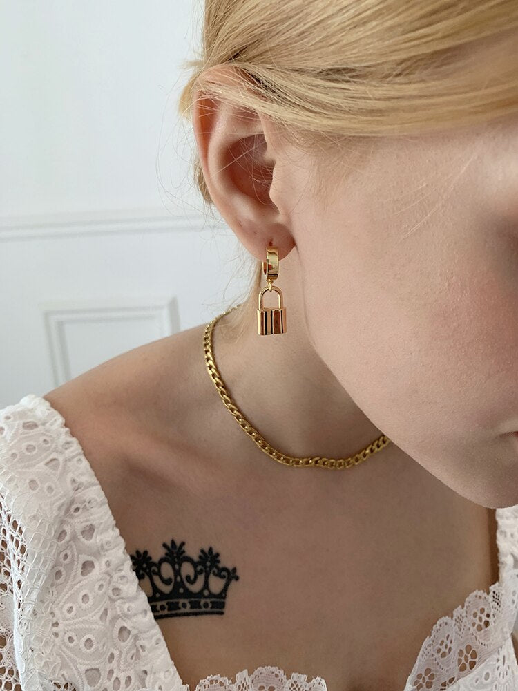 BRINCO COM CADEADO DE BANHADO 18K ESTILO GOTA FEMININO.