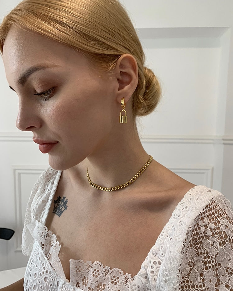BRINCO COM CADEADO DE BANHADO 18K ESTILO GOTA FEMININO.